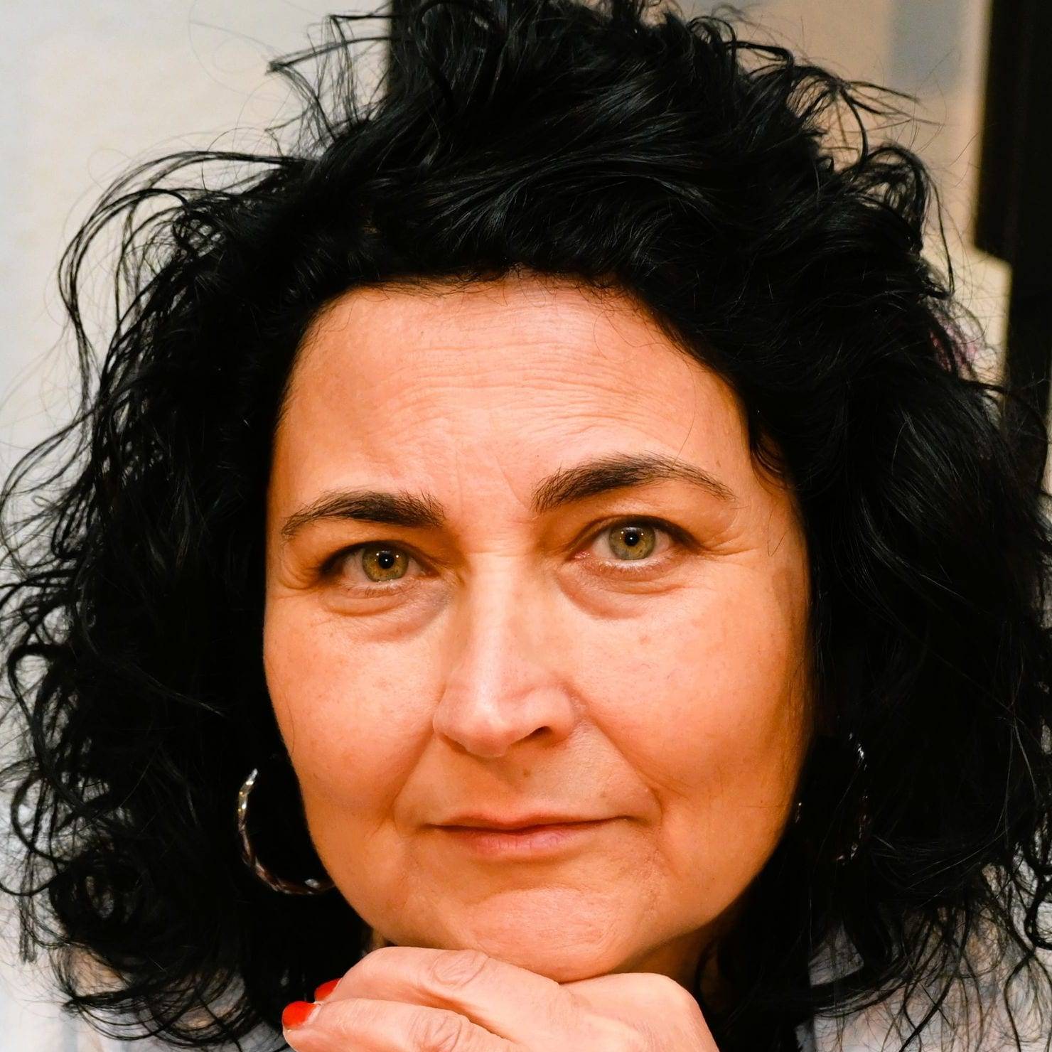 Porträt von Dr. Johanna Behrens, Hände unter dem Kinn verschränkt