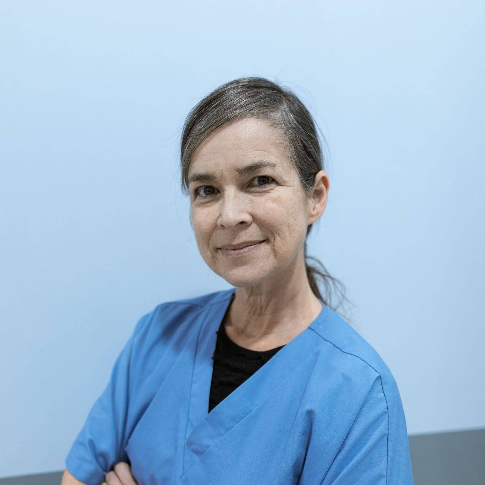 Porträt von Svenja Kröger mit verschränkten Armen